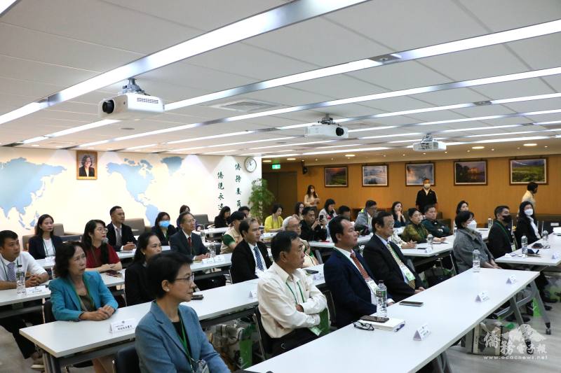 參訪團就推動僑生議題進行交流討論