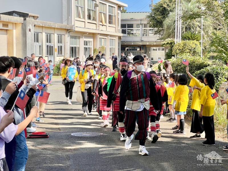 飯沼小學同學列隊揮舞國旗歡迎霞雲國小同學來訪