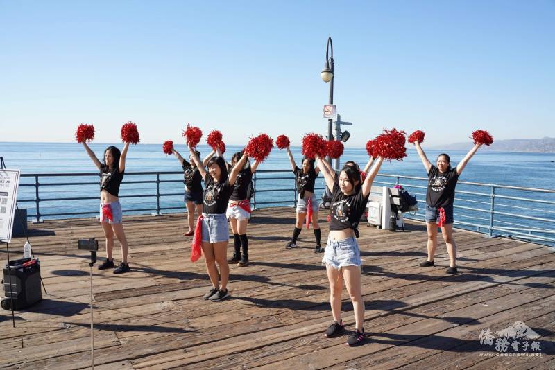 福爾摩沙小分隊團員表演「練舞功」舞蹈