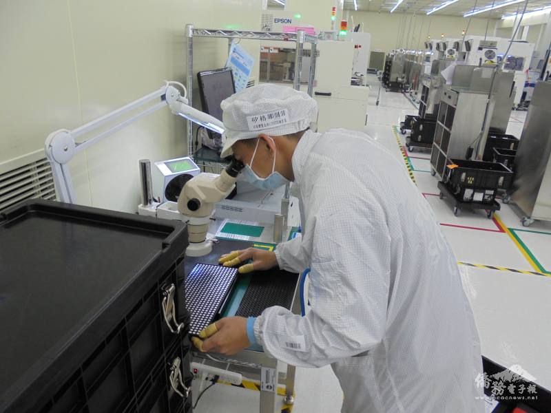 龍華科大和多家企業合作，學生的實習機會充沛，等於是在業界前線學習產業知識