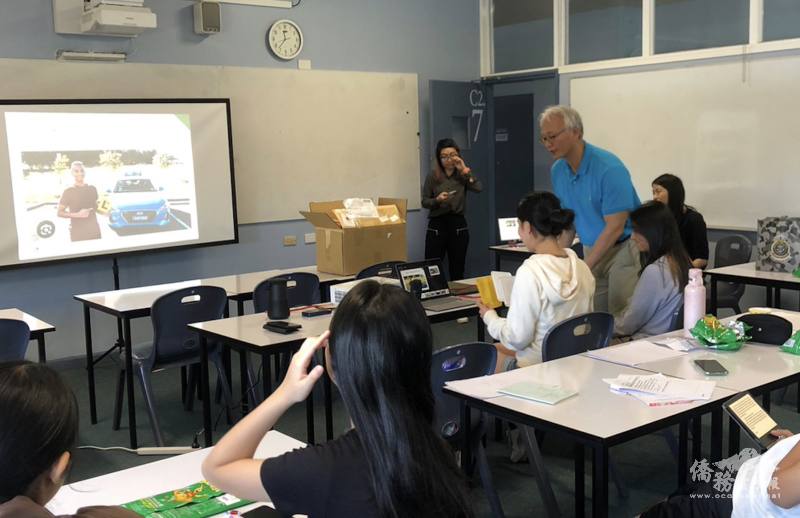 學生介紹澳洲的汽車駕照制度