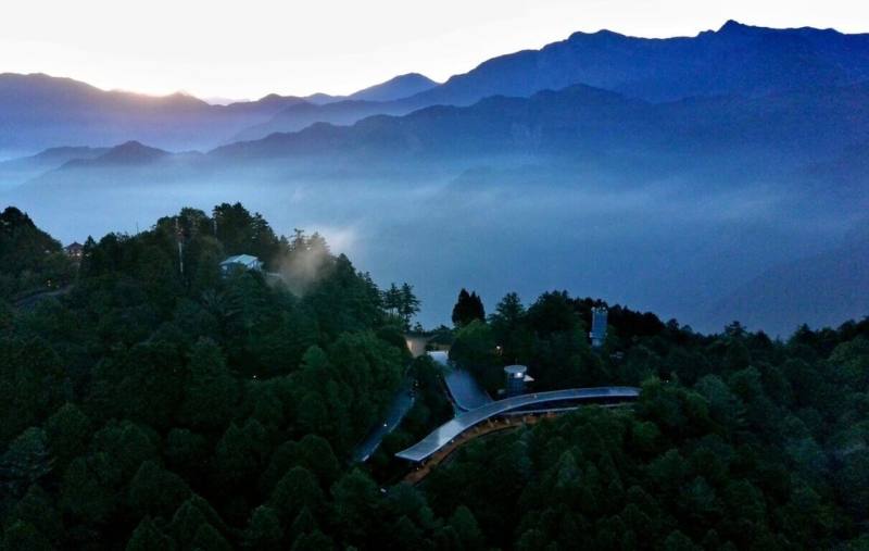 阿里山林鐵祝山車站是觀日列車迎接日出前的最後1哩路，歷經3年完成改建，車站將於21日恢復停靠，成為森林遊樂區新地標。（阿里山林鐵及文資處提供）