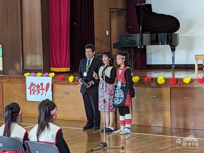 飯沼小學校長網中昭仁贈送紀念品予霞雲小學