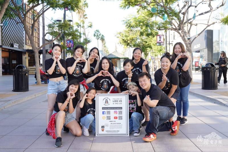 福爾摩沙小分隊團員於聖塔莫尼卡第三大道合影