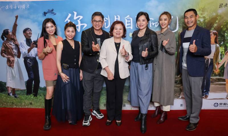 勞動部部長許銘春與劇中演員合影