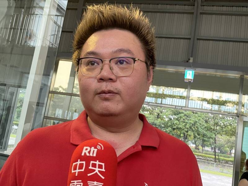 「峰漁」公司董事長劉建伸受訪說明他導入智慧科技養殖的過程及未來的願景。(吳琍君 攝)