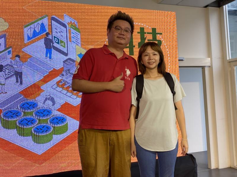 邁入夕陽產業的傳統養殖漁業，在「峰漁」公司董事長劉建伸(左)和總經理王靜儀夫妻導入AIoT智慧科技後，不僅解決產業人力凋零、老化的問題，還吸引年輕人投入，進而擴大外銷市場。(吳琍君 攝)