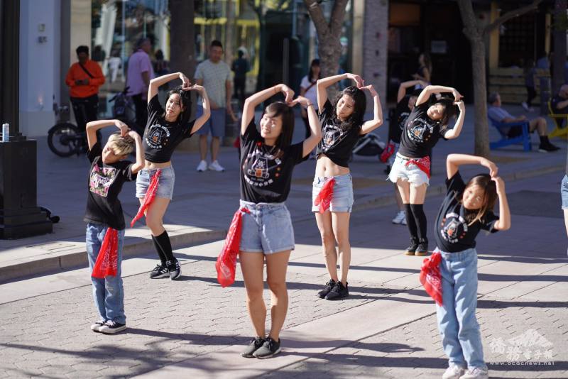 福爾摩沙小分隊團員表演「妙妙妙」舞蹈