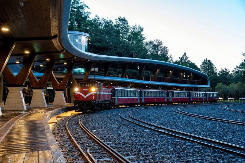 首頁 / 生活
阿里山祝山站改建啟用 3年5票第4票限量發行
2023/11/14 12:20（11/14 12:36 更新）
阿里山林鐵祝山車站是觀日列車迎接日出前的最後1哩路，歷經3年完成改建，車站將於21日恢復停靠。（阿里山林鐵及文資處提供）