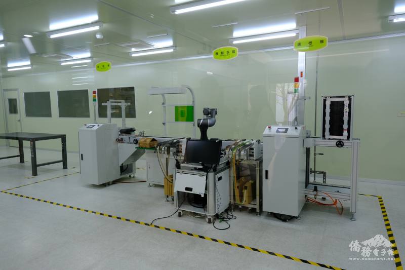 電子工程學系的電路板生產機臺，規格與業界同步