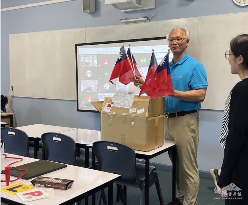 校長簡明輝開箱文化箱，分享公館國中寄來的零食與國旗
