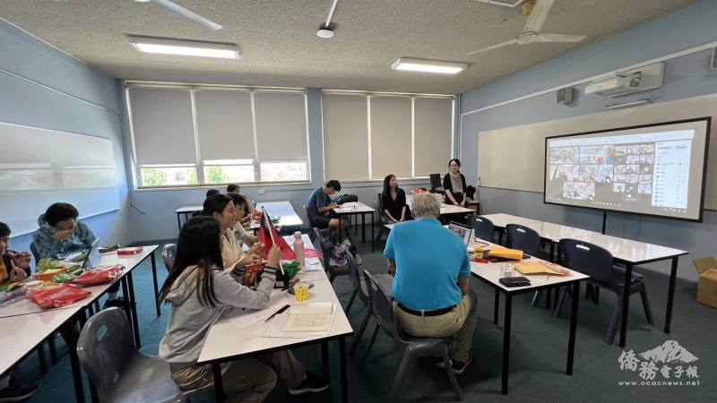 澳洲學生聆聽臺灣學生分享零食