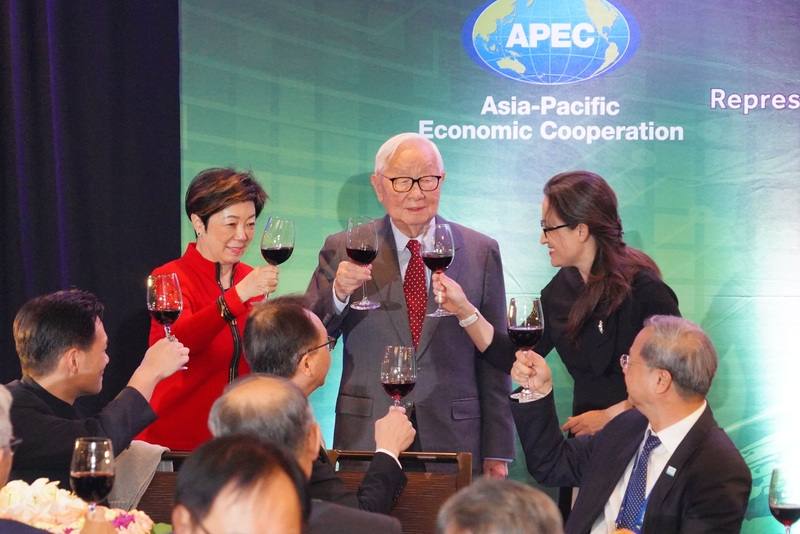 2023亞太經濟合作會議（APEC）在美國舊金山舉行，台灣領袖代表張忠謀（中）與夫人張淑芬（左）當地時間14日下午飛抵舊金山，駐美代表蕭美琴（右）舉辦晚宴歡迎，一同舉杯向與會來賓敬酒致意。