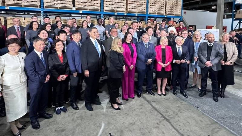 加拿大聯邦、省和市政府的高級官員和台泥董事長張安平等人，共同見證台泥集團子公司能元科技將在溫哥華設立高性能三元鋰電池電芯廠。（駐溫哥華辦事處提供）