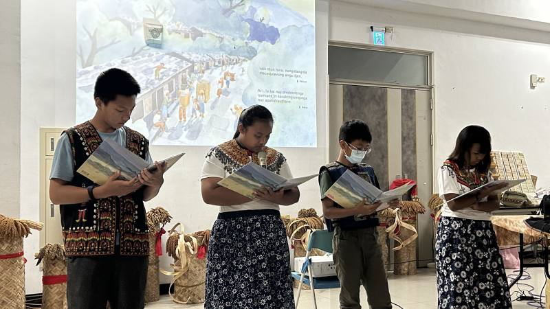 大王國中學生以族語配合書中故事場景朗讀