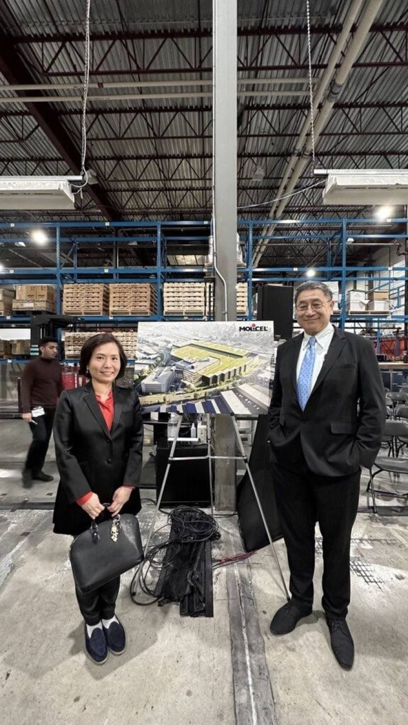 台泥集團子公司能元科技在大溫哥華地區，打造加拿大最大的高性能三元鋰電池電芯廠。台泥董事長張安平（右）與駐溫哥華經濟文化辦事處處長劉立欣（左）合影。（駐溫哥華辦事處提供）