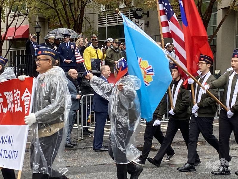 北喬治亞州州立大學臺灣留學生手持中華民國、美國國旗及會旗