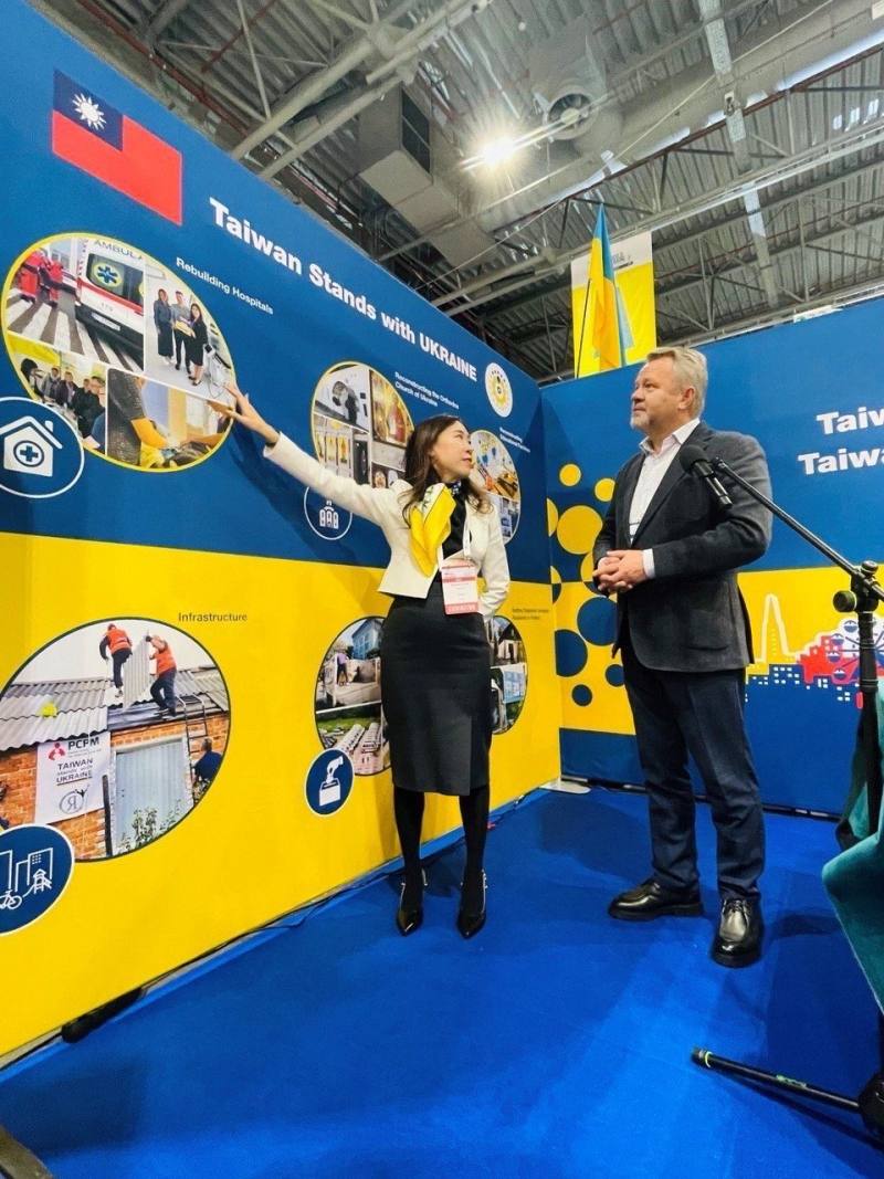 我國駐波蘭大使吳尚年向布查市長費多盧克（Anatolii Fedoruk）簡介我國各項援烏計畫。