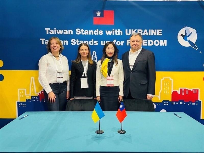 Taiwan's representative to Poland Sharon Wu (second right), Ukrainian parliamentarian Mykola Kniazhytskyi (right), Yaryna Yasynevych (left) of the "All-Ukrainian Democratic Forum" and Ukrainian NGO "Alliance of Development" representative Mariia Makivnych