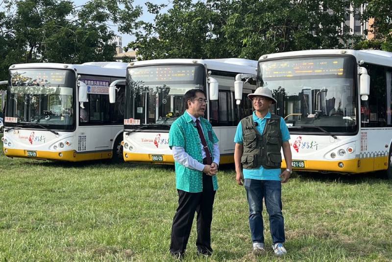 台南市觀光旅遊局邀請旅遊作家「肉魯」鄭兆翔（右）與台南市長黃偉哲（左）合拍影片，宣傳新推出的情境式台灣好行主題彩繪車。（台南市政府提供）