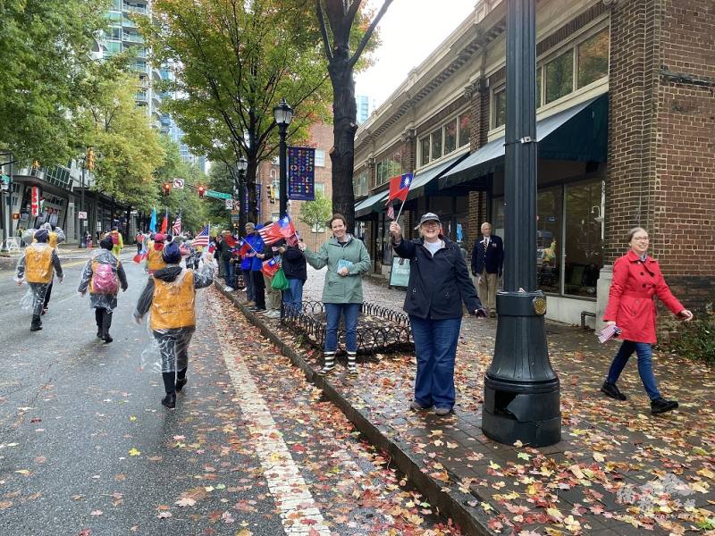 熱情搖旗的民眾