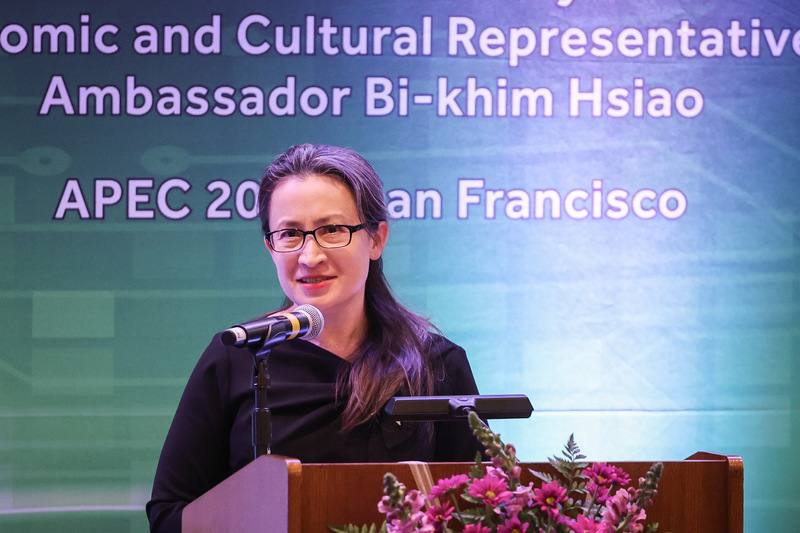 2023亞太經濟合作會議（APEC）在美國舊金山舉行，台灣領袖代表張忠謀與夫人張淑芬當地時間14日下午飛抵舊金山，駐美代表蕭美琴（圖）舉辦晚宴，並致詞歡迎。