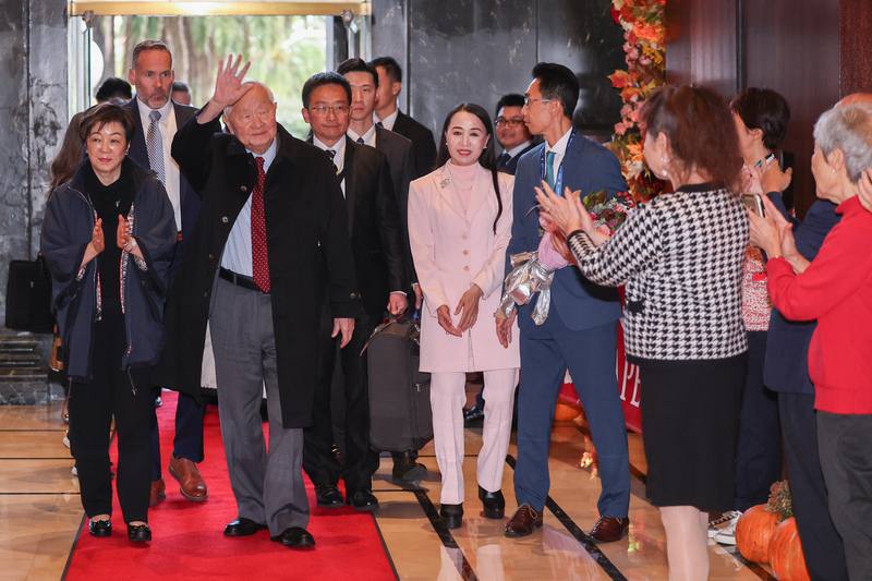 APEC領袖峰會將登場，台灣領袖代表、台積電創辦人張忠謀（前左2）與妻子張淑芬（前左）在當地時間14日下午抵達下榻酒店，向現場等候的僑胞揮手致意。