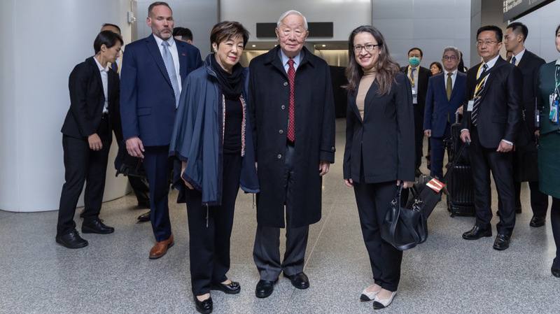 APEC經濟領袖會議15日展開，台灣領袖代表張忠謀（前中）與夫人張淑芬（前左）當地時間14日下午飛抵舊金山，駐美代表蕭美琴（前右）前往接機，3人在機場合影留念。（APEC台灣代表團提供）