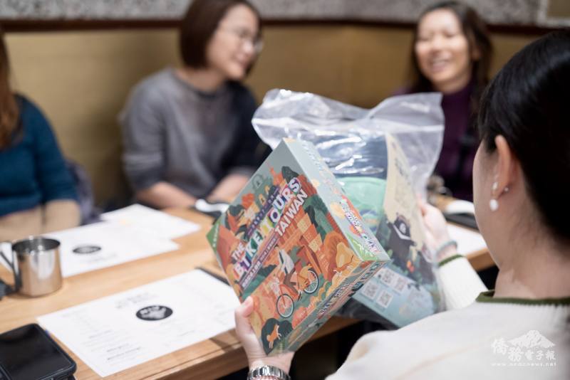 僑務組提供臺灣直送的華語教材及文化教具，也希望藉由定期的聚會搭建起教師聯誼群組，作為彼此溝通的平臺
