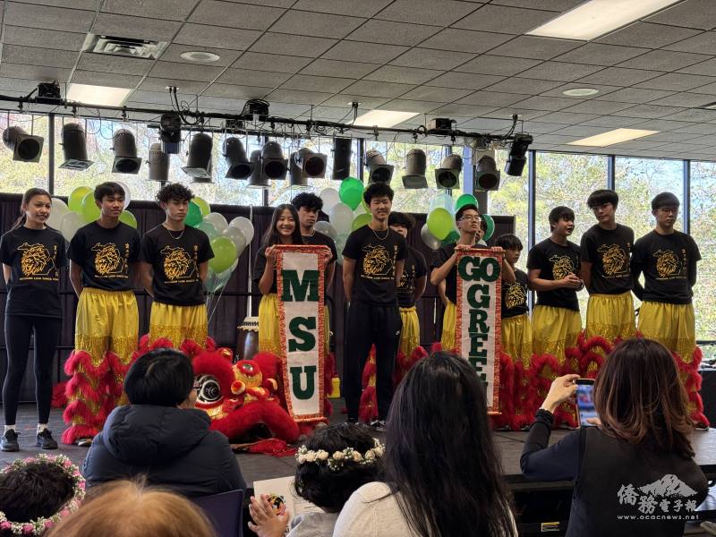 密西根舞獅隊遠近馳名的獅鼓秀和舞獅表演讓場內氣氛直衝最高點