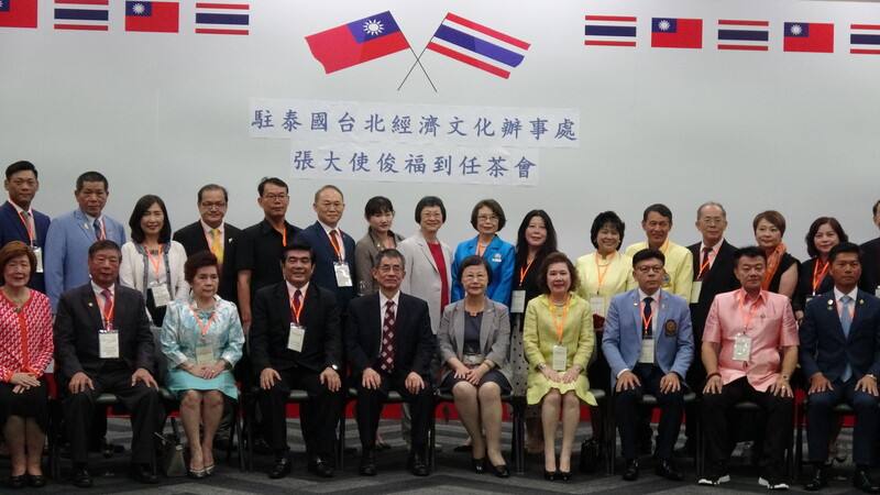 駐泰國代表處15日舉辦新任駐泰代表張俊福（前左5）到任茶會，包括代表處的工作人員和超過50名台商與會。