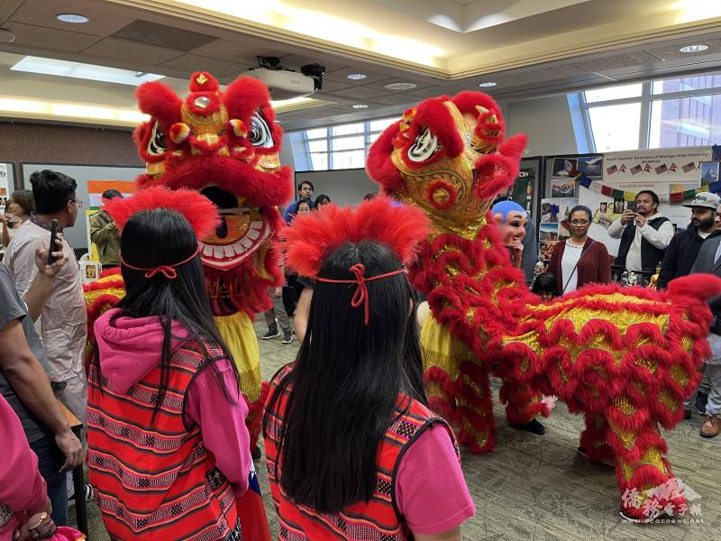 活動由密西根舞獅隊和身穿原住民服飾的FASCA學員在國際中心內繞境遊行