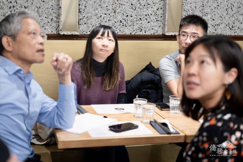 席間彼此分享英國華語教學心得與生活經驗，教師們專注聆聽、交流熱絡