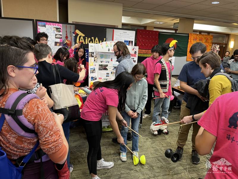 臺灣著名民俗技藝扯鈴最受歡迎，大家玩得不亦樂乎，愛不釋手