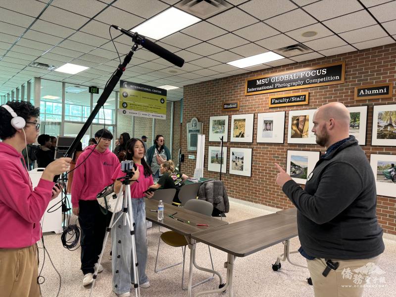 密西根FASCA新聞組在會場實地採訪密西根州立大學國際學生和學者辦公室副主任Mr. Bryce Carlton