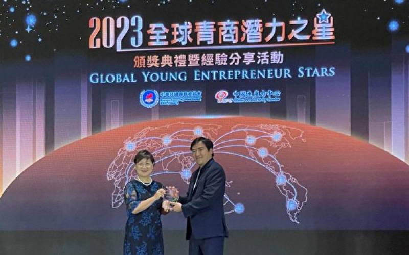2023年9月23日，僑委會委員長徐佳青（左）頒贈李育庭第三屆全球青商潛力之星獎。（李育庭提供）