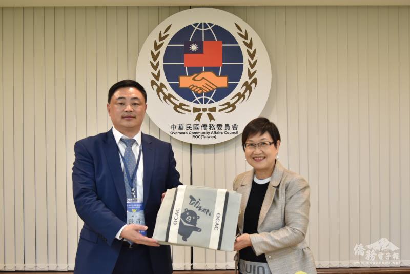 徐佳青(右)與北美華人會計師協會參訪團團長張青(左)