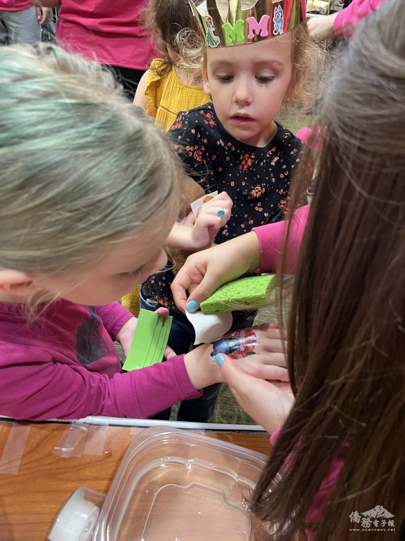 浮水刺青貼紙也廣受讀喜愛，孩子們都爭相排隊來索取，可說是人手一『印』