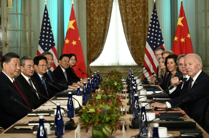 美國總統拜登和中國國家主席習近平15日舉行一年來的首次峰會，學者發現，美國藉這次會談，積極突顯台灣角色，確保台灣利益不被邊緣化。(AFP)