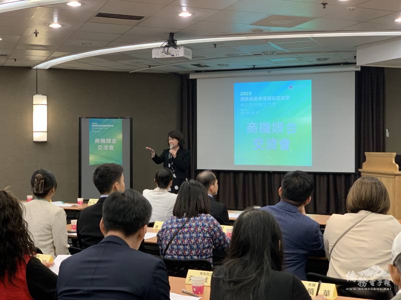 僑委會參事張淑燕(立者)出席商機媒合交流會，並鼓勵團員將臺灣優質的連鎖品牌推展到僑居國