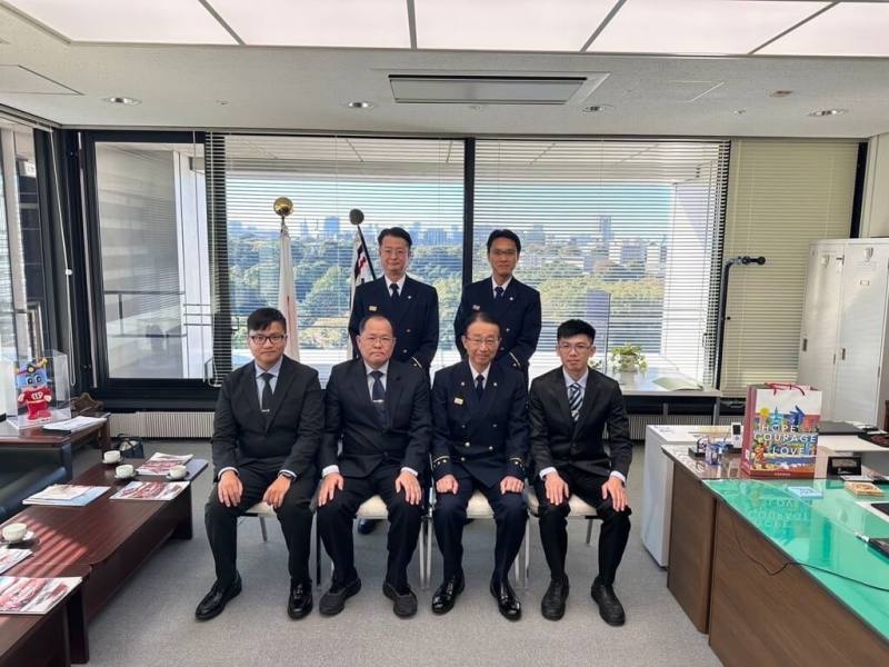 台北市消防局為精進救災指揮和安全管理機制，近日派員赴日本東京消防廳進行為期兩週的研習活動，首日拜訪東京消防廳本部，並參訪2022年新設立的安全推進部等。（台北市消防局提供）