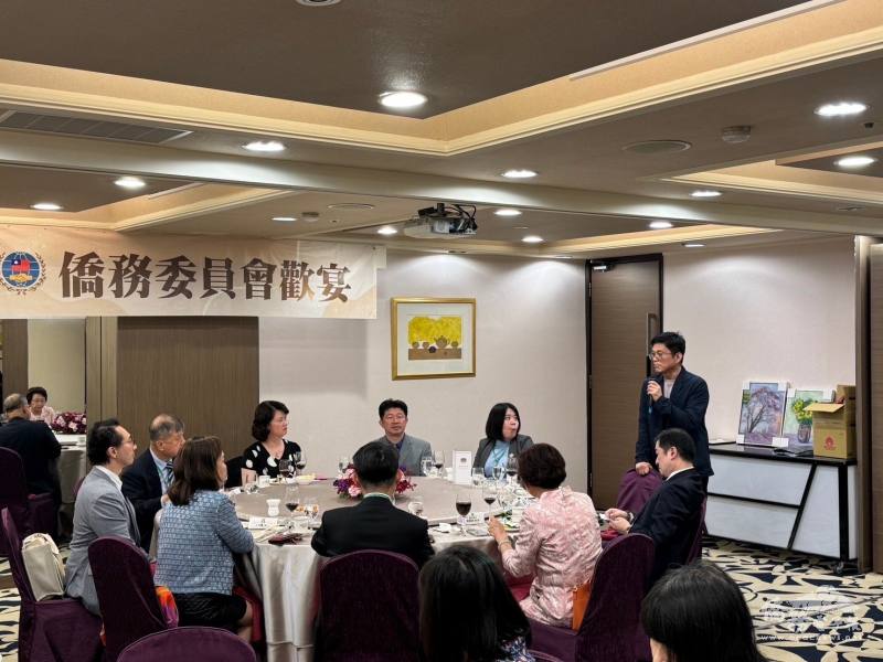 多倫多臺灣商會會長徐弘益(站立者)盼將「Taiwan yes（臺灣夜市）」與臺灣優質連鎖品牌共同建立品牌形象