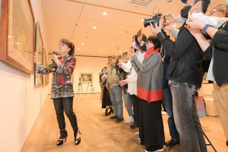 台南市美術館17日舉行記者會宣布，旅日資深藝人翁倩玉（左）個展「無限II倩玉的版画世界」18日起將在台南市美術館1館開展，翁倩玉也親自現身宣傳導覽。（台南市美術館提供）