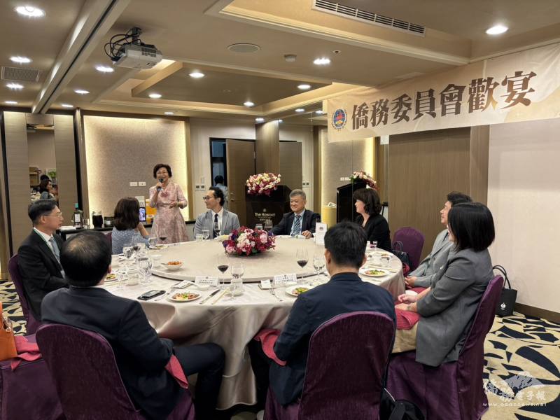 團長陳秋燕(站立者)盼透過此行參訪，將臺灣連鎖品牌引進澳洲昆士蘭