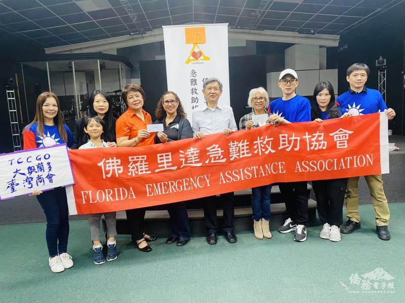 奇士美教會代理人接受臺僑社捐贈支票