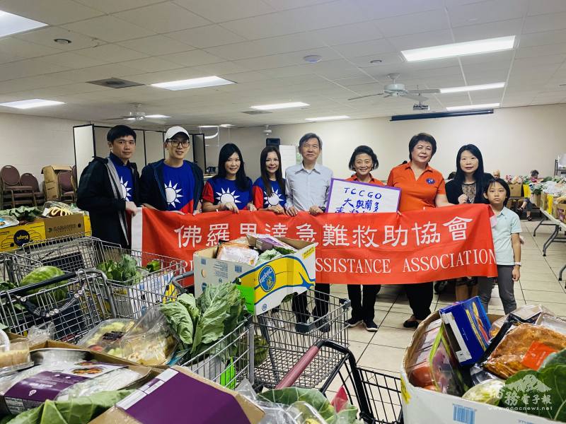 黃士聰（中）遠從邁阿密而來一同整理食物箱