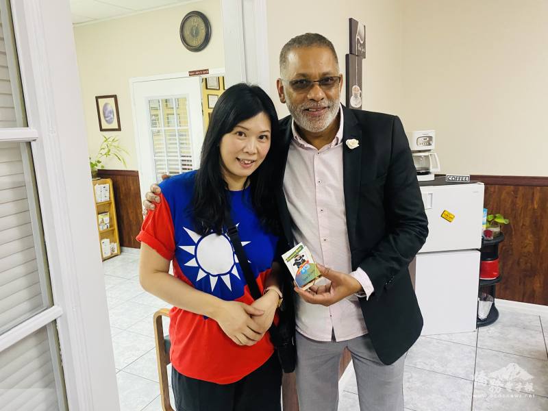 牧師Jairo Garcia接受簡雅嵐致贈臺灣小禮品