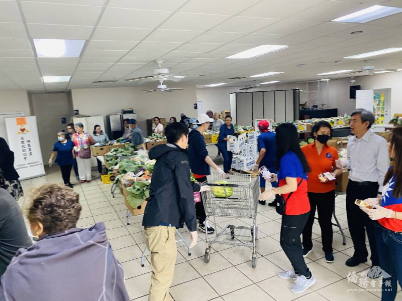 臺僑志工戴上手套整理食物箱