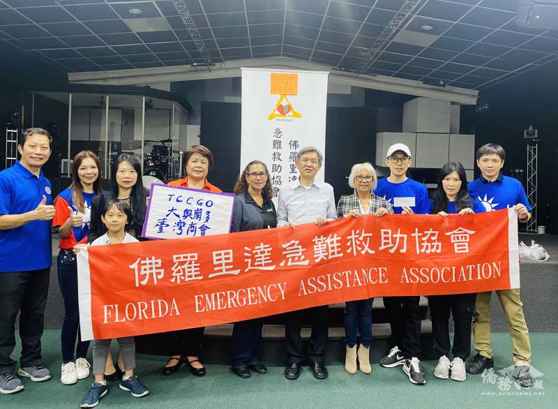 鄭鴻鈞（左一）邀請佛州急難救治協會與大奧蘭多臺灣商會捐贈感恩節食物