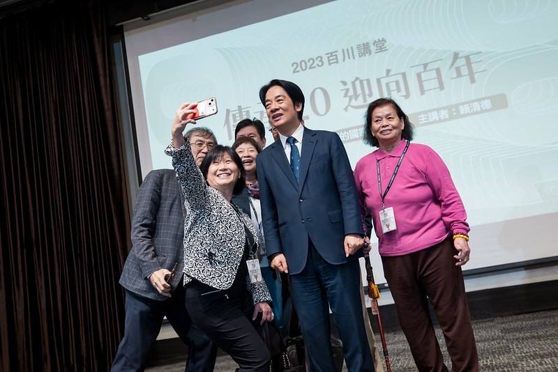 賴清德副總統17日晚間出席「台大EMBA第20屆學生會『2023百川講堂』
